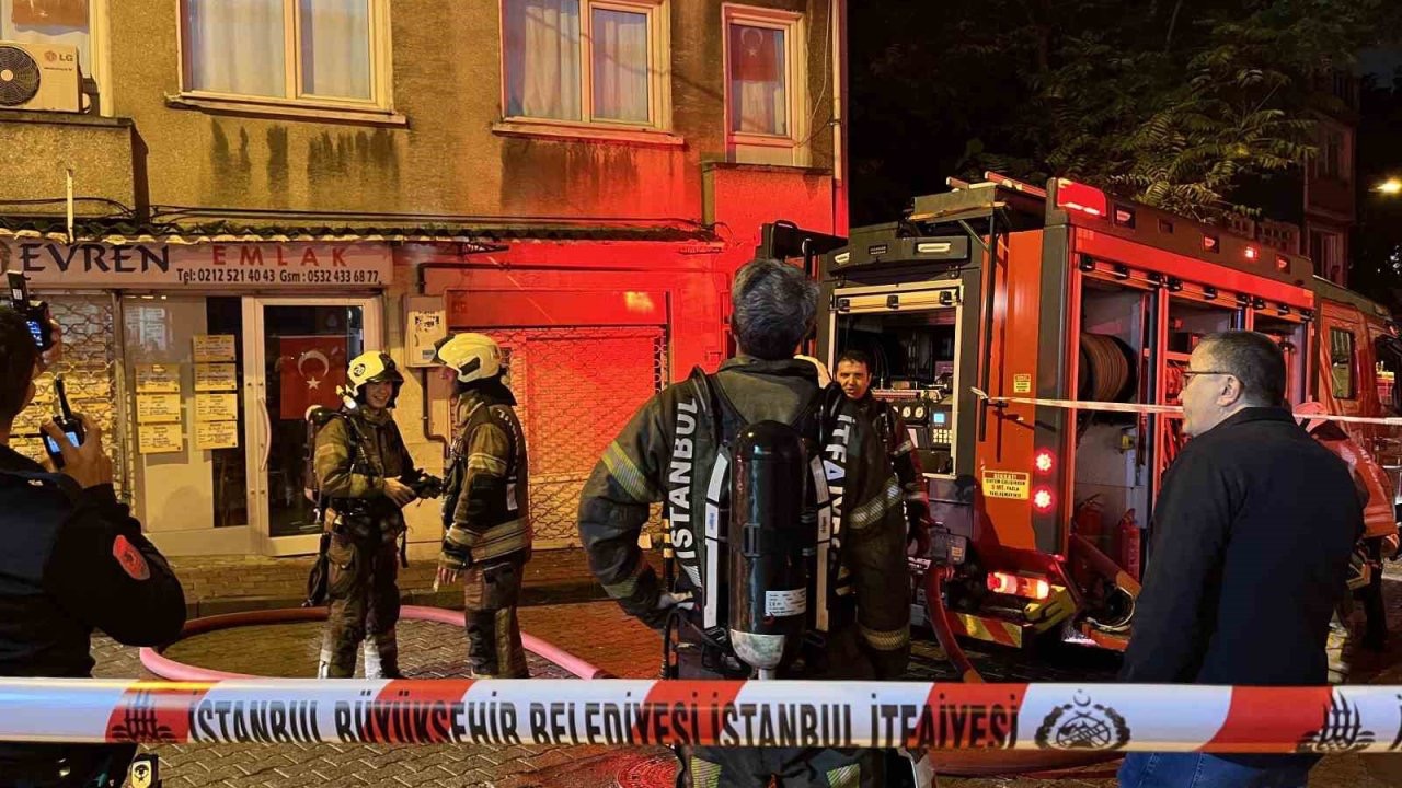 Fatih’te 3 katlı binanın çatısında korkutan yangın