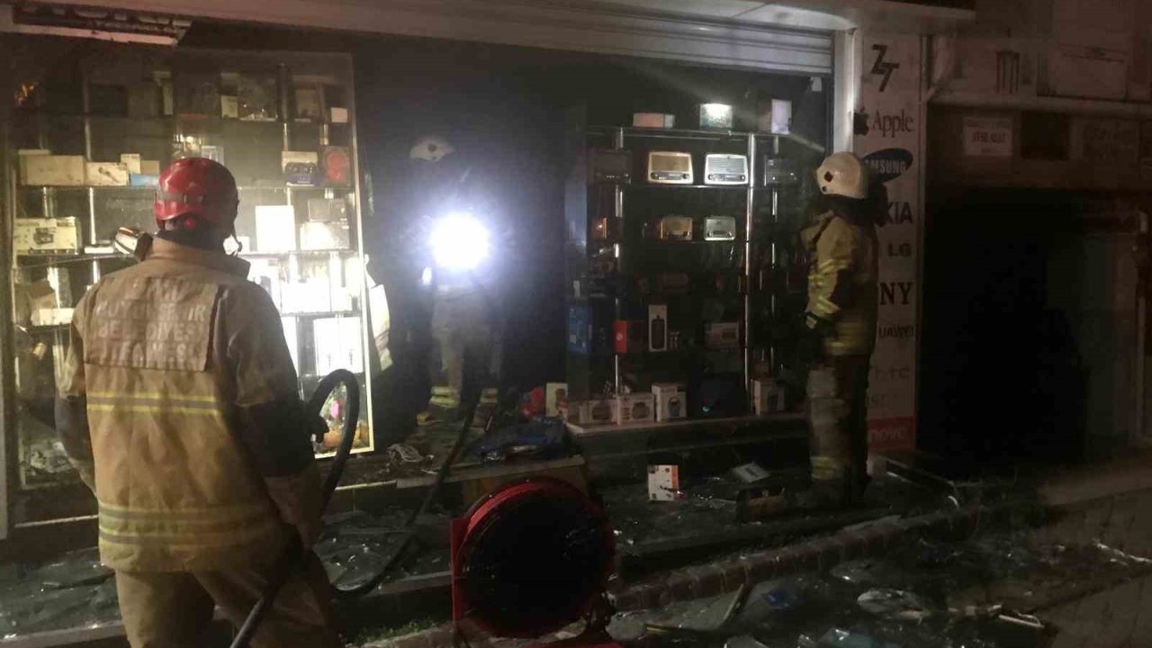 İzmir’de cep telefonu aksesuar mağazasında yangın