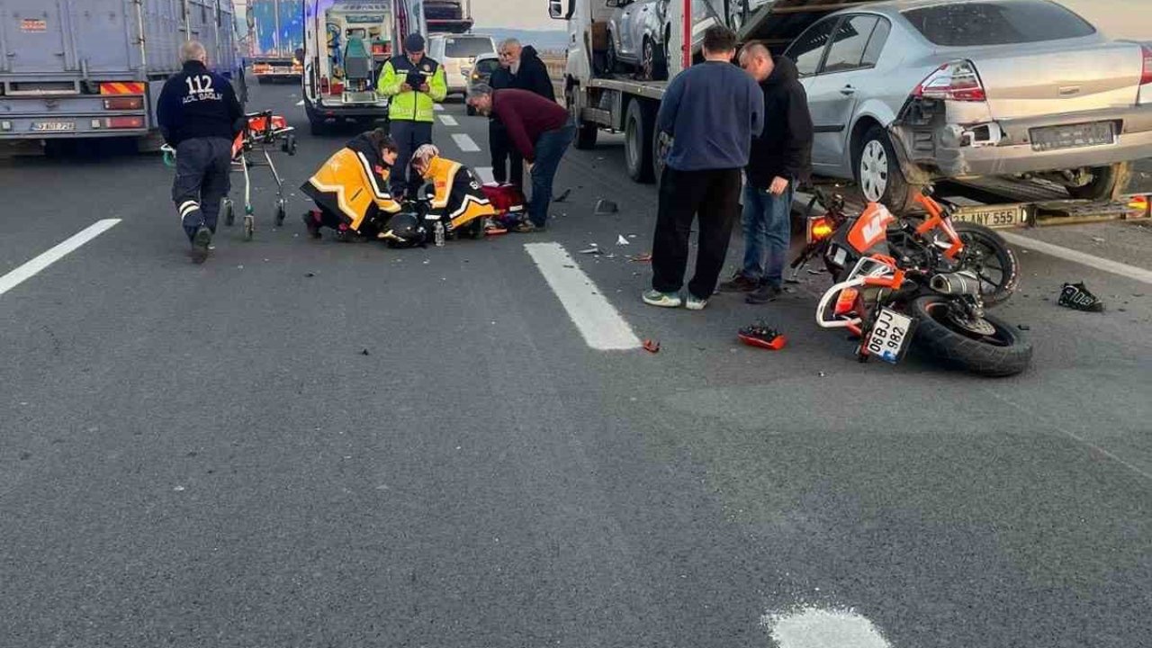 Motosiklet emniyet şeridinde duran tıra çarptı: 1 yaralı
