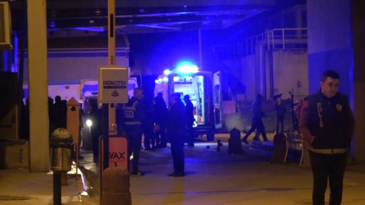 Otomobil belediyeye ait kamyona arkadan çarptı: 1’i bebek 3 yaralı