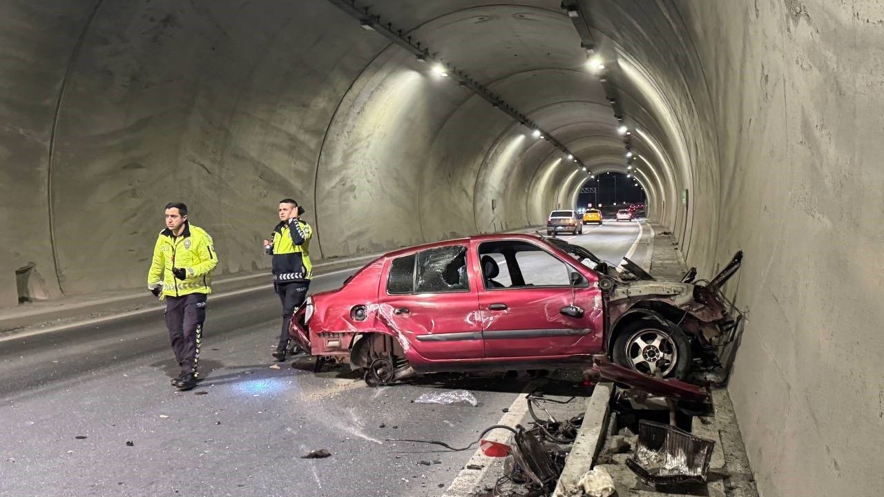 Tünelde feci kaza: Aracın motoru metrelerce ileri savruldu, hız kadranı 200’de takılı kaldı