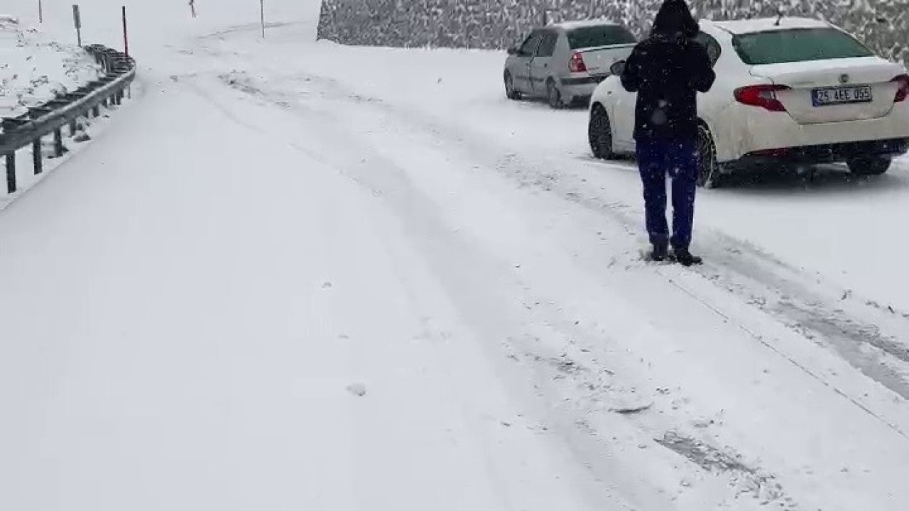 Yoğun kar yağışı, Palandöken geçidinde sürücülere zor anlar yaşattı