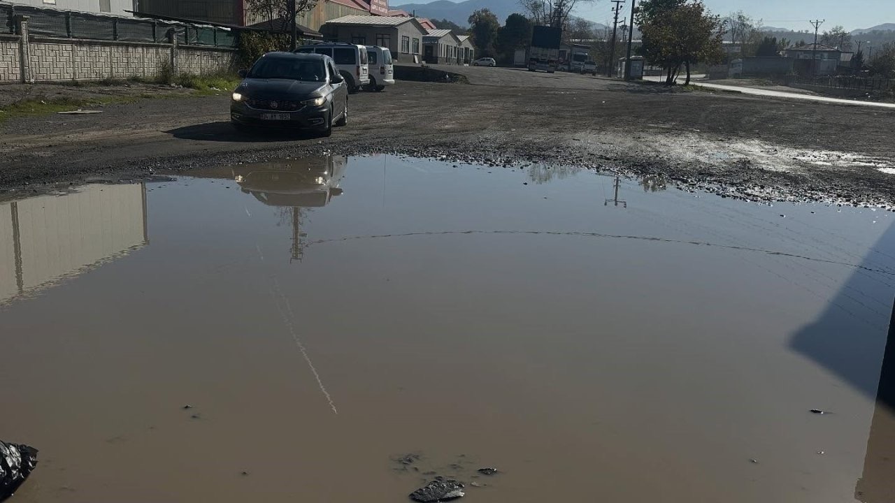 Yol gölete döndü, kapalı pazar yerinde vatandaşın çilesi bitmiyor