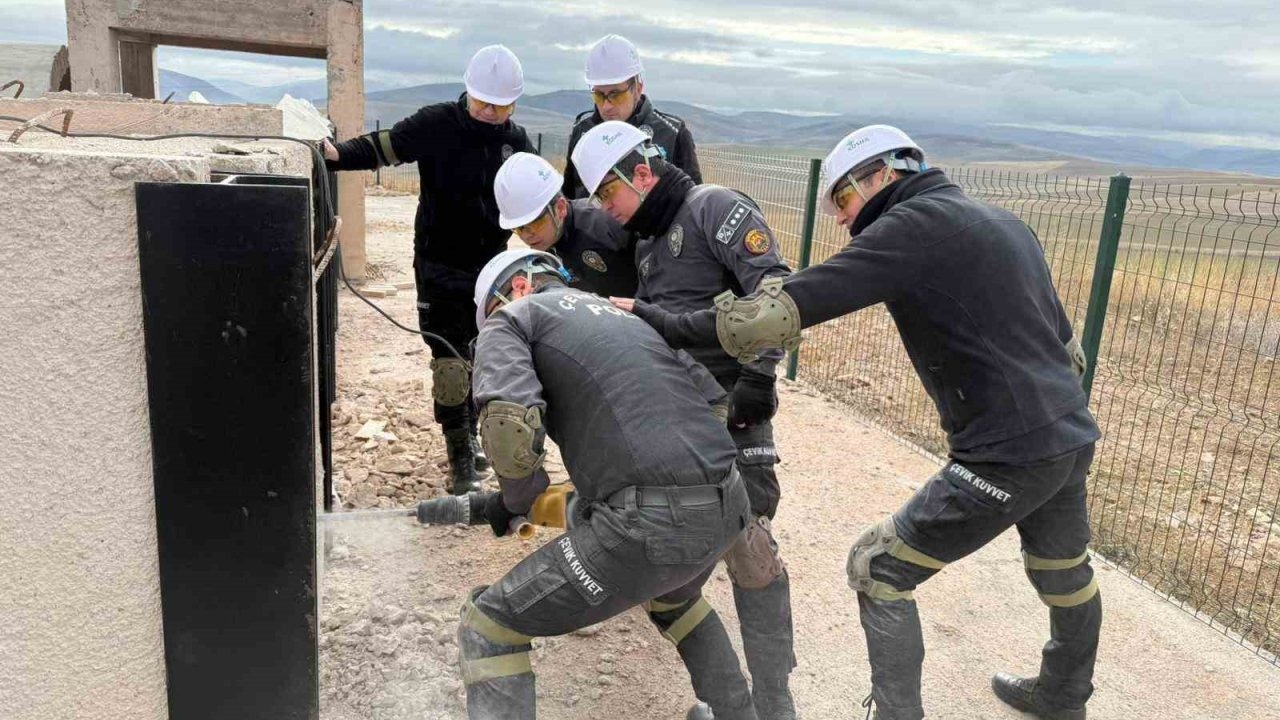 Bayburt’ta Çevik Kuvvet personeline enkazda arama kurtarma eğitimi