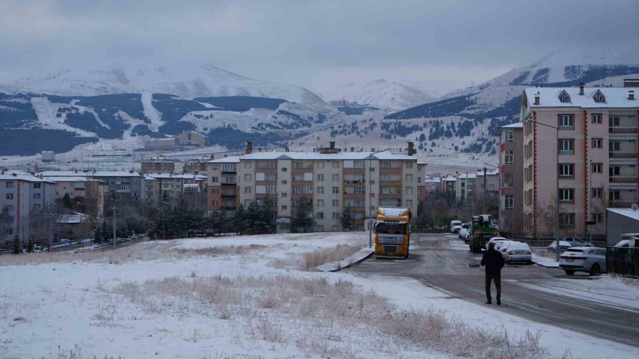 Erzurum güne karla uyandı