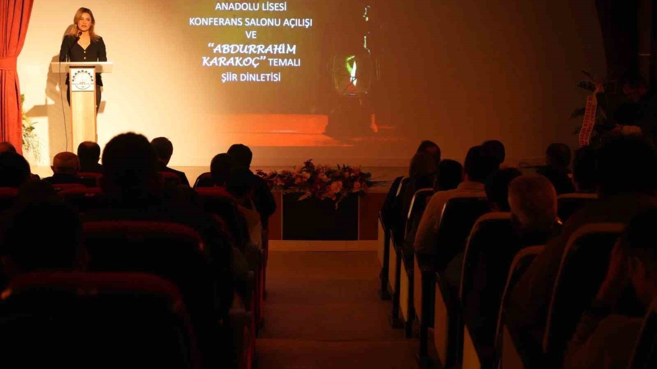 Öğretmen ve öğrenciler el ele verip kendi konferans salonlarını inşa etti
