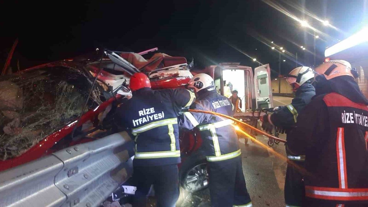Rize’de otomobil bariyerlere çarptı: 1 ölü, 1 yaralı