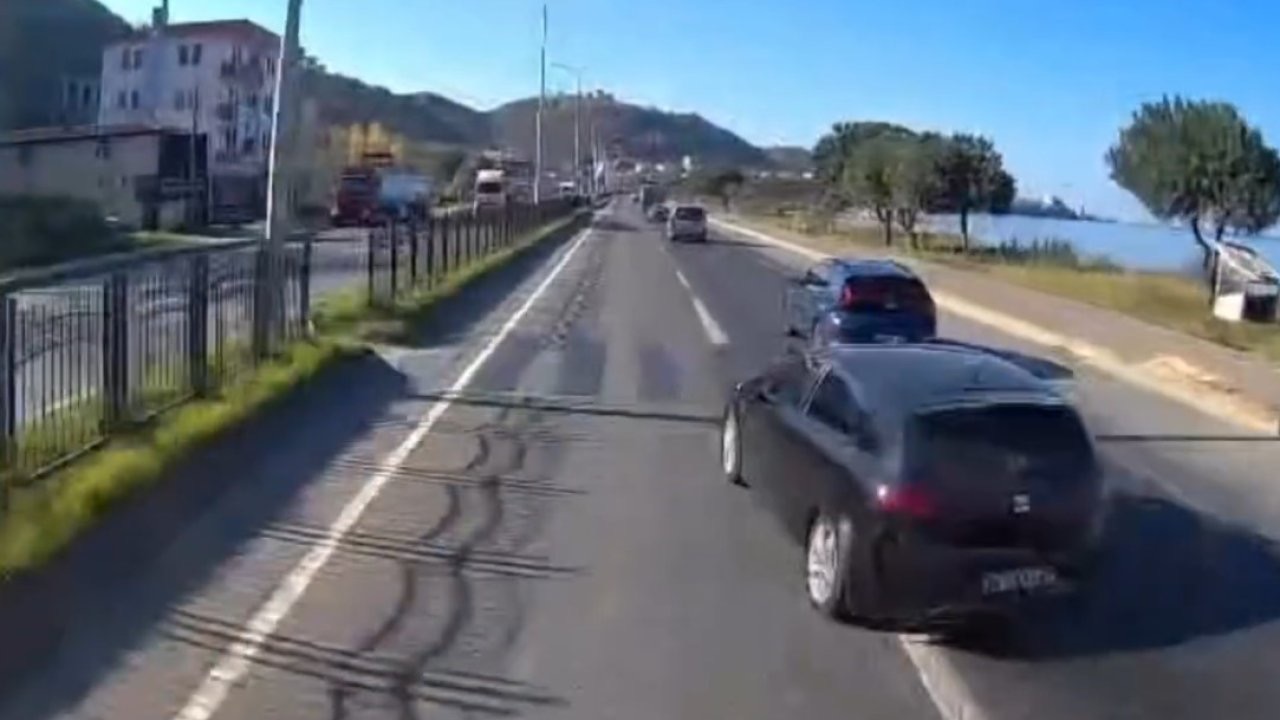 Trabzon’da kazaya davetiye çıkartan yollar ve sürücüler araç kameralarına yansıdı