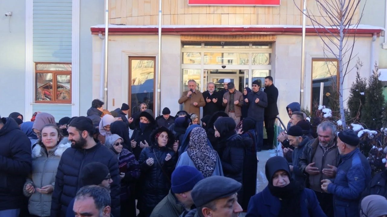 Umre yolcuları dualarla uğurlandı