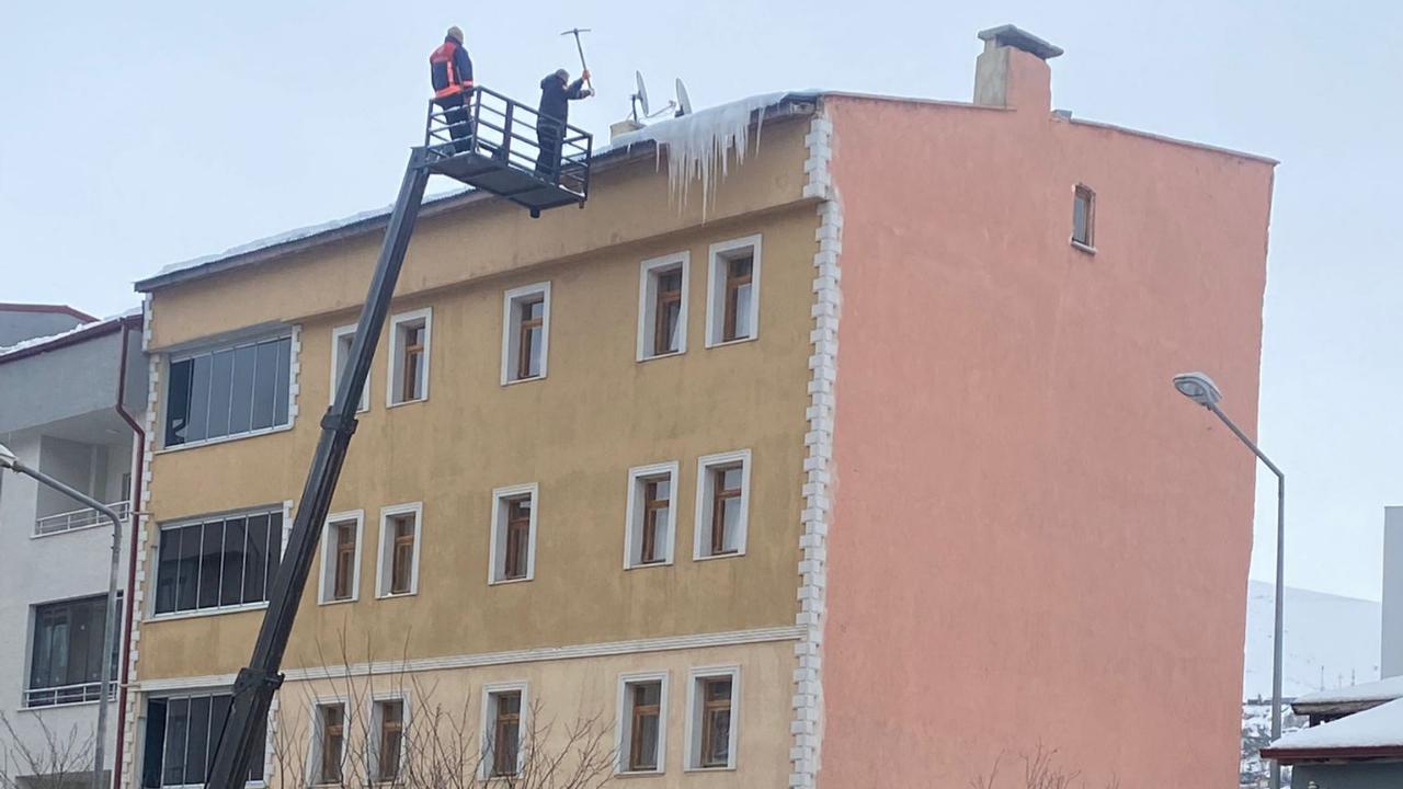 Aracın hurdaya döndüğü yerde çalışma başlatıldı