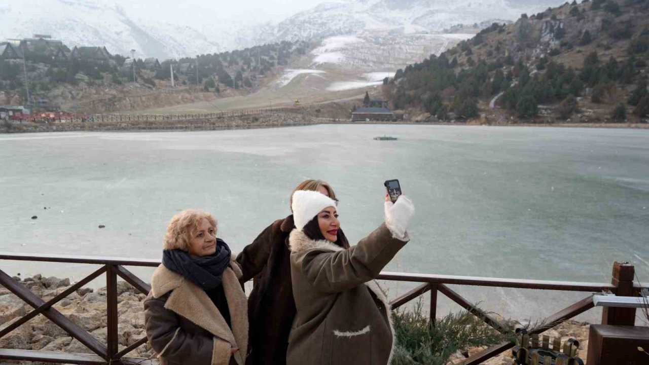 Ardıçlı Gölü buzla kaplandı