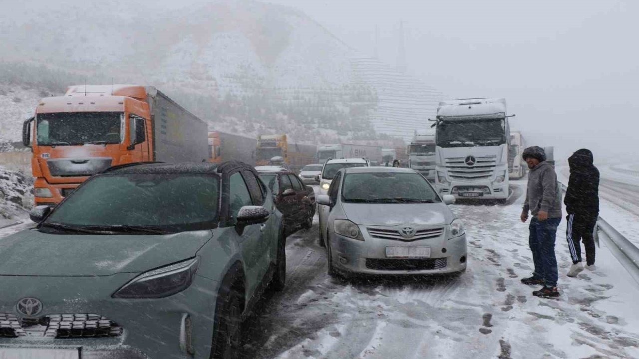 Erzincan-Sivas kara yolunda ulaşım güçlükle sağlanıyor