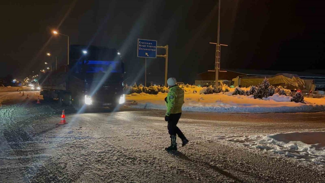 Erzincan-Sivas karayoluna çığ düştü