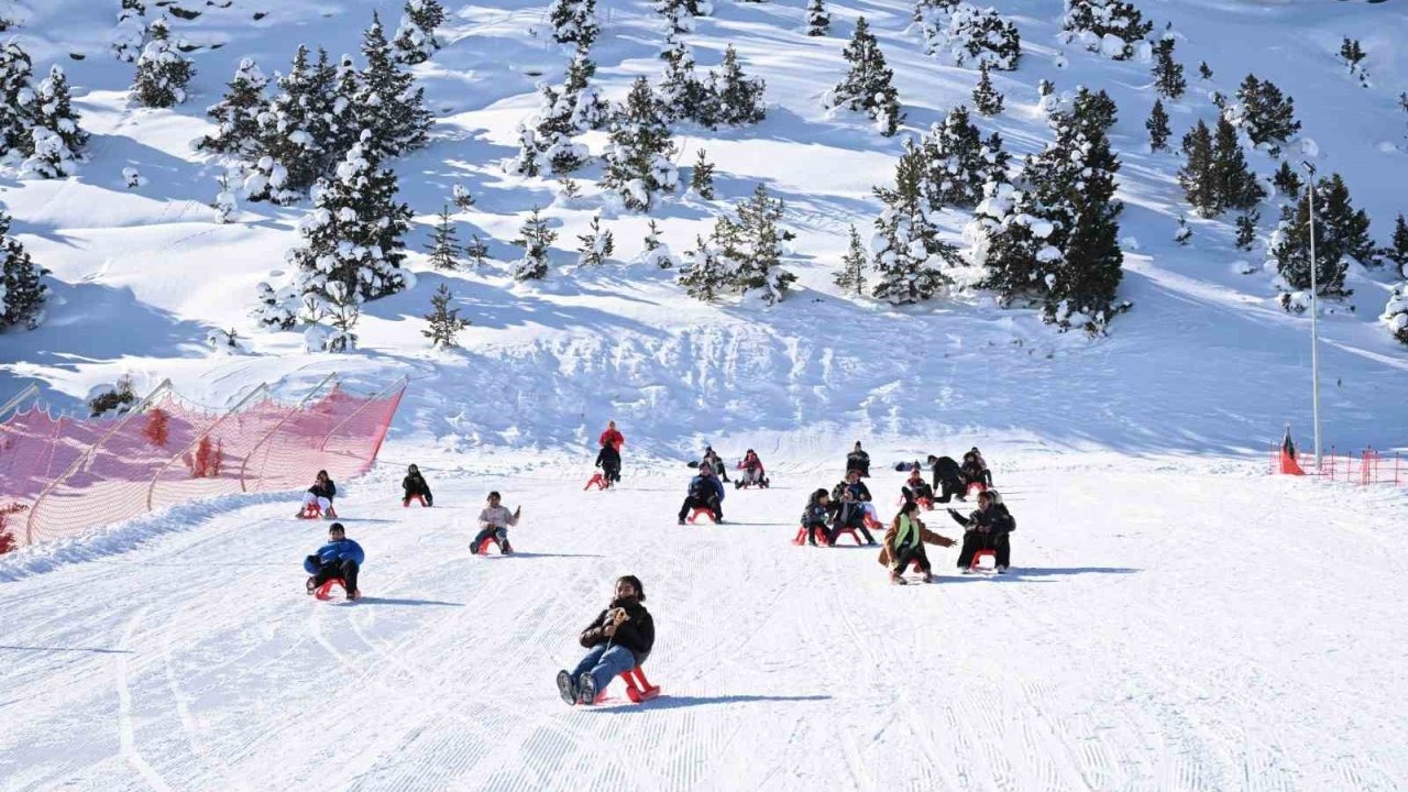 Erzincan’da 70 öğrenci Ergan Dağı’nda kızak keyfi yaşadı