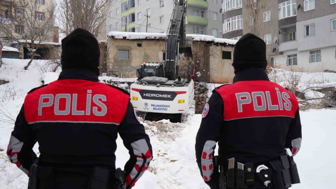 Erzurum’da güvenlik ve huzur için metruk binalar tek tek yıkılıyor