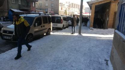Kaldırımlar buz pistine döndü!