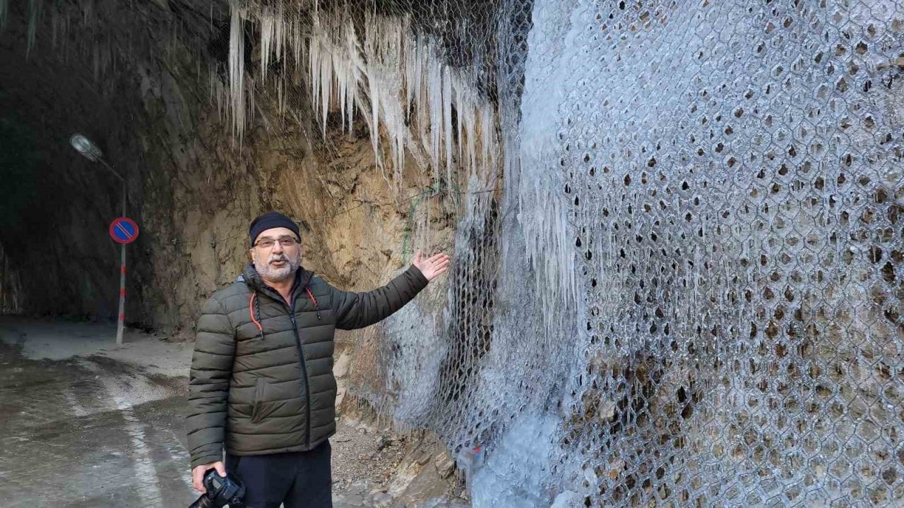 Kemaliye’de ’dünyanın en zorlu yolları’ arasında gösterilen "Taş Yolu" buz tuttu