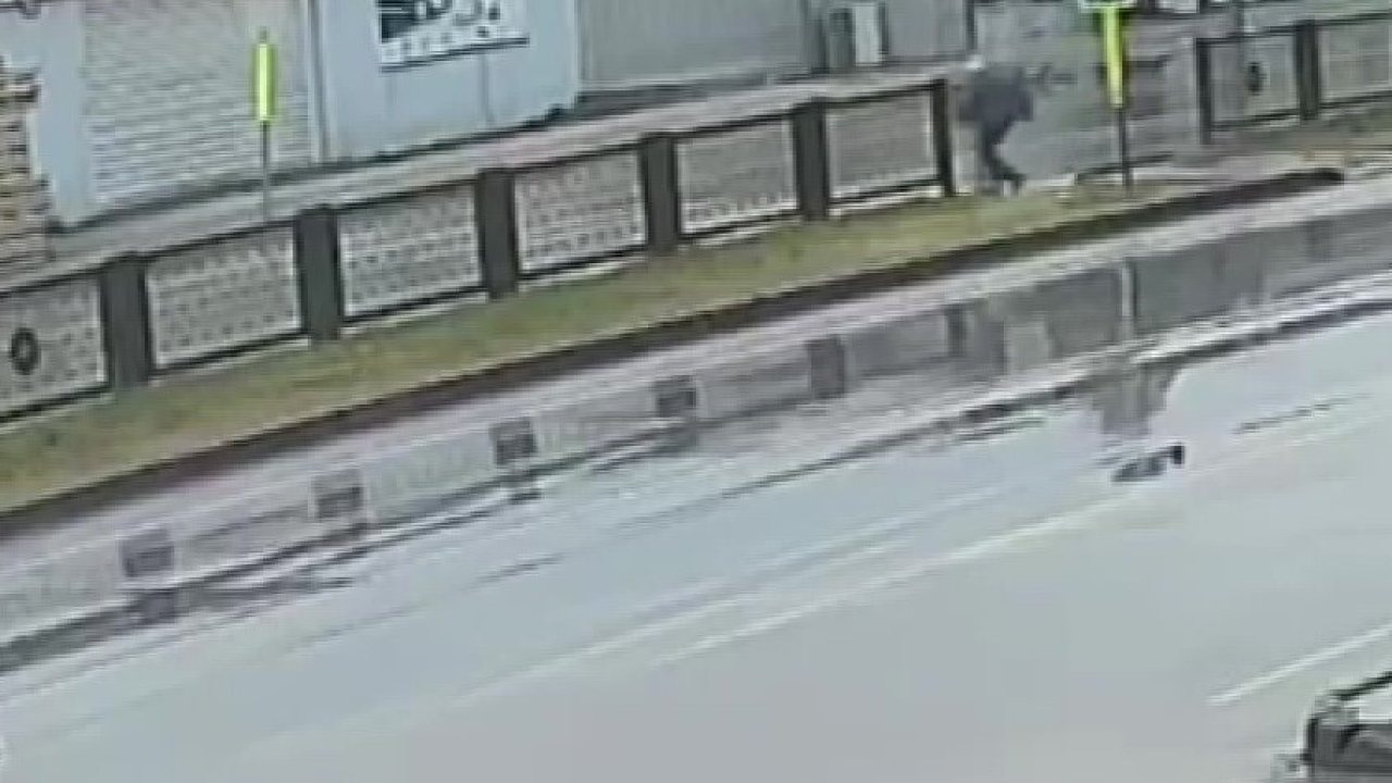 Otomobilin çarpması ile savrulan yaşlı adam hayatını kaybetti