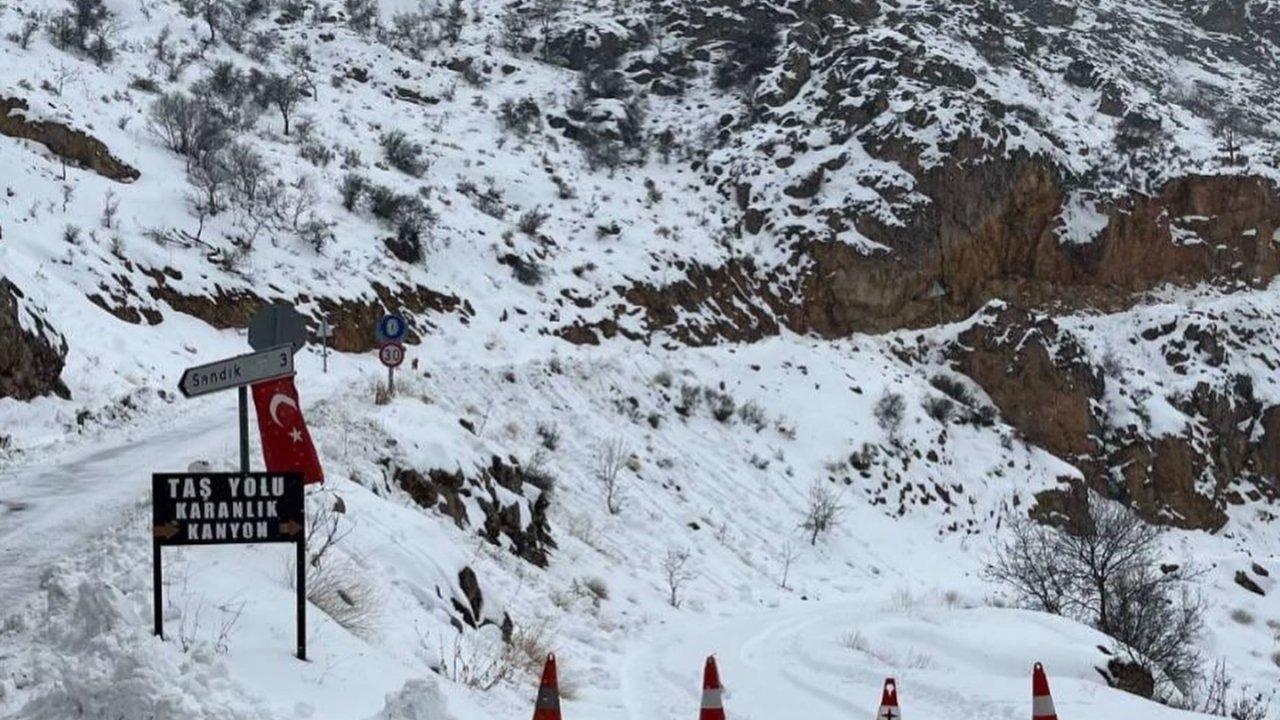 Taşyolu’nda çığ düştü, güzergâh ulaşıma kapatıldı
