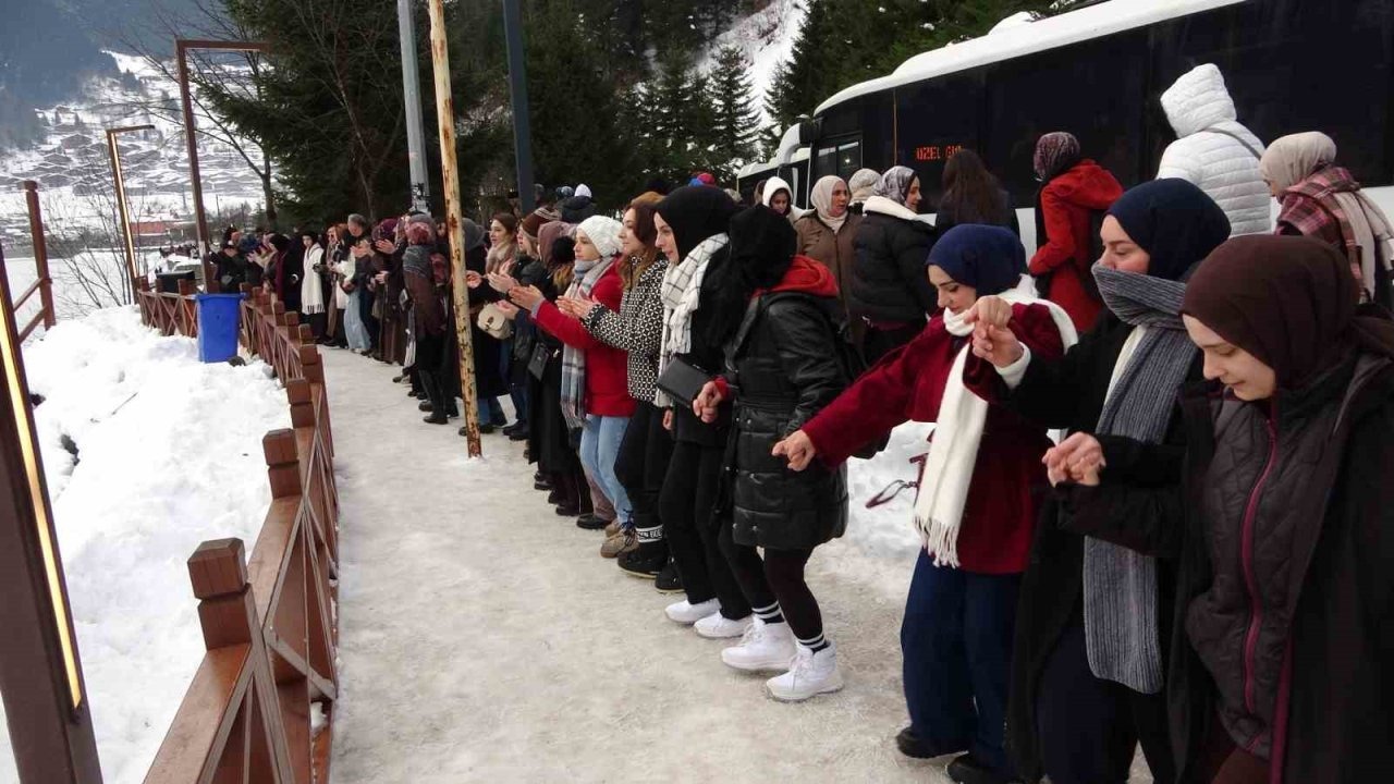 Uzungöl’ün çevresinde binlerce kişi horon halkası oluşturdu