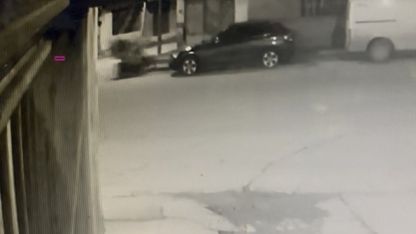 Motosiklet önce yayaya ardından duvara çarptı: 3 yaralı