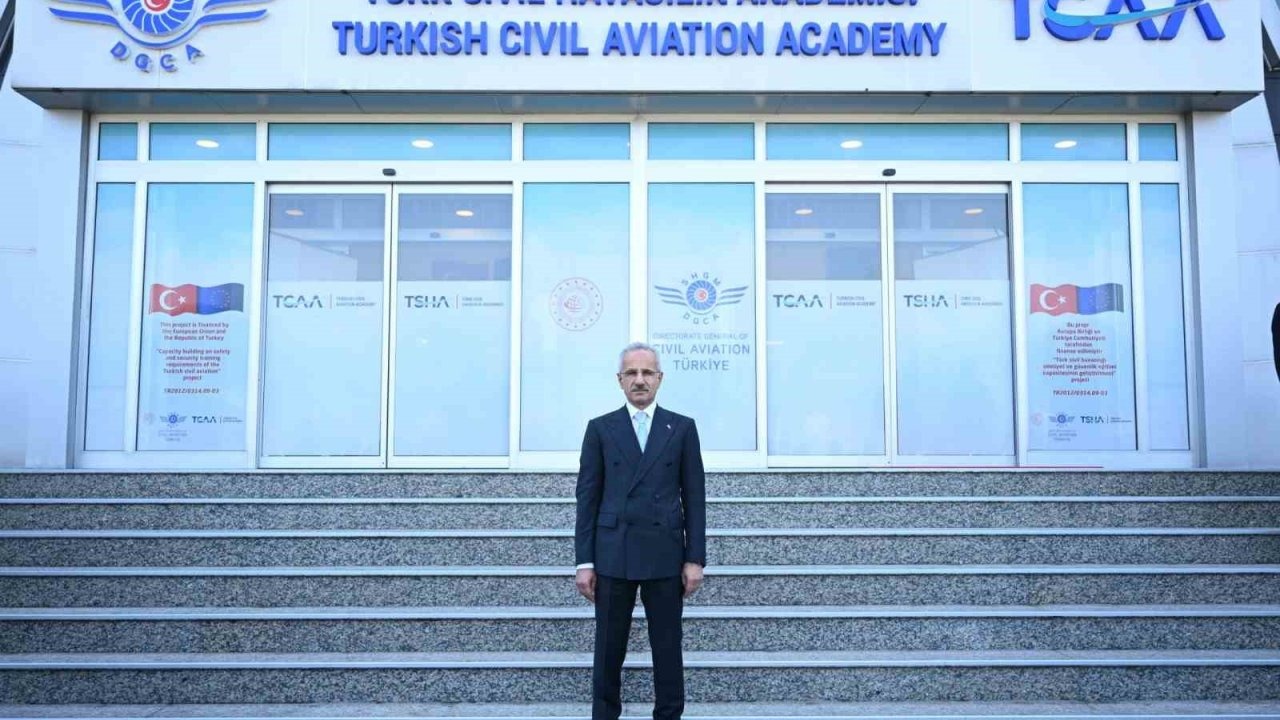 Bakan Uraloğlu: "Mart 2025’ten bu yana dijital başvuru sistemi ile 30 bin 750 yolcu hakkı başvurusunu elektronik ortamda ele aldık"