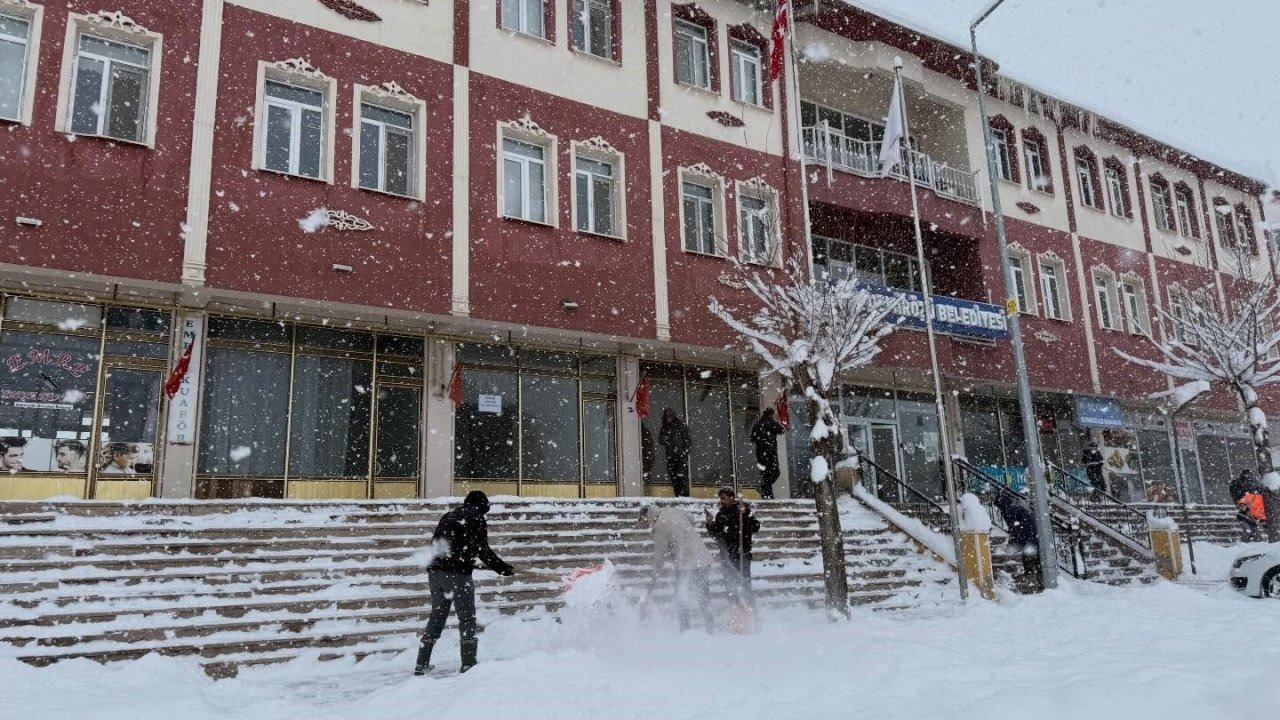 Demirözü’nde cadde ve ara sokaklar kardan temizleniyor