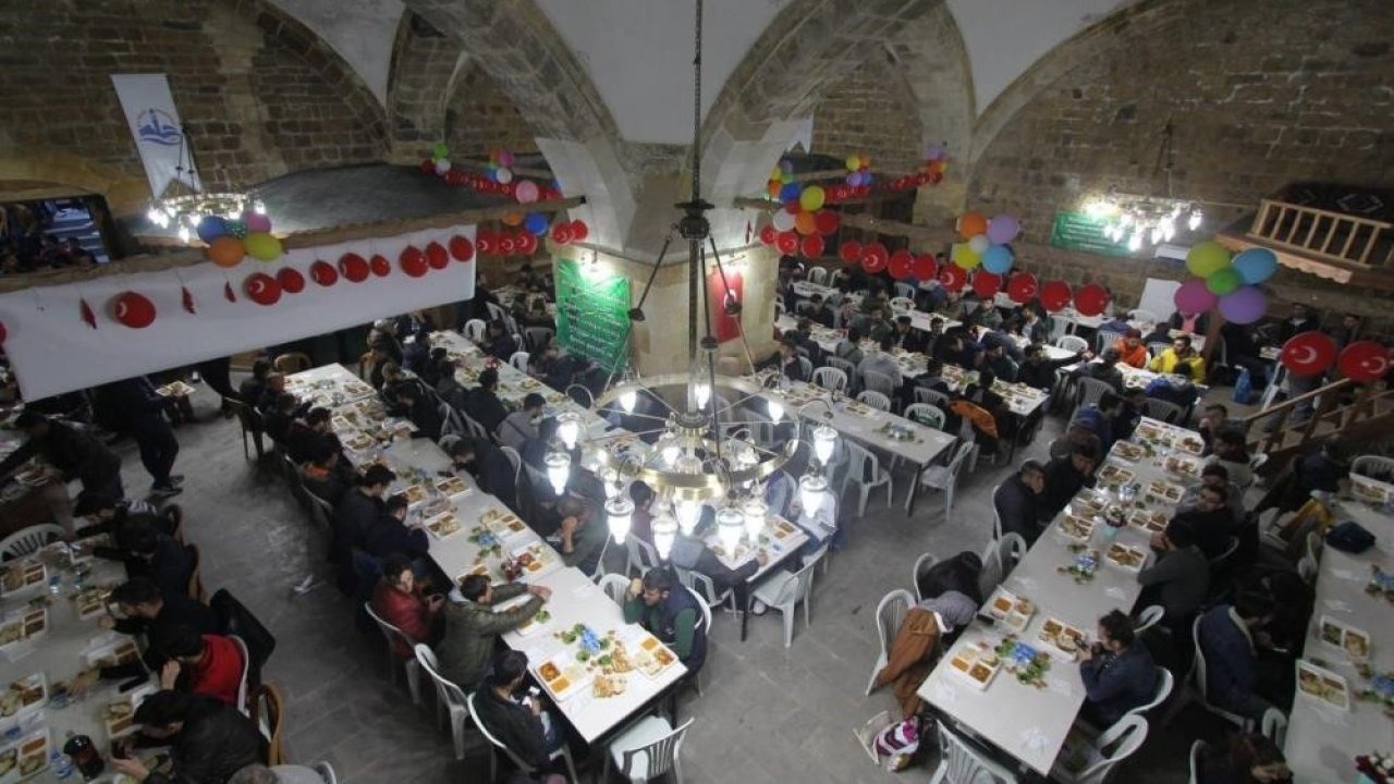 Geleneksel iftar sofrası tarihi Taşhan’da kuruluyor
