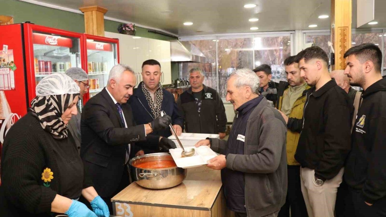 Oltu Belediyesi günlük 500 kişiye iftar yemeği veriyor