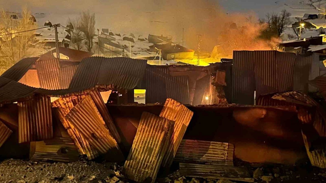 Tekman’da korkutan yangın: 3 ev kullanılamaz hale geldi
