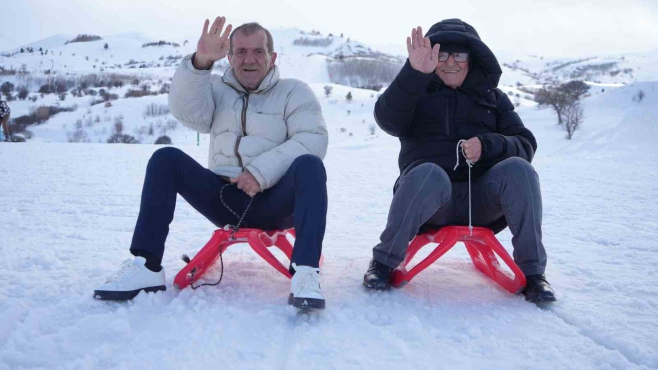 Yaşlıların kar eğlencesi: Kızakla kaydılar, kar motoruyla tur attılar