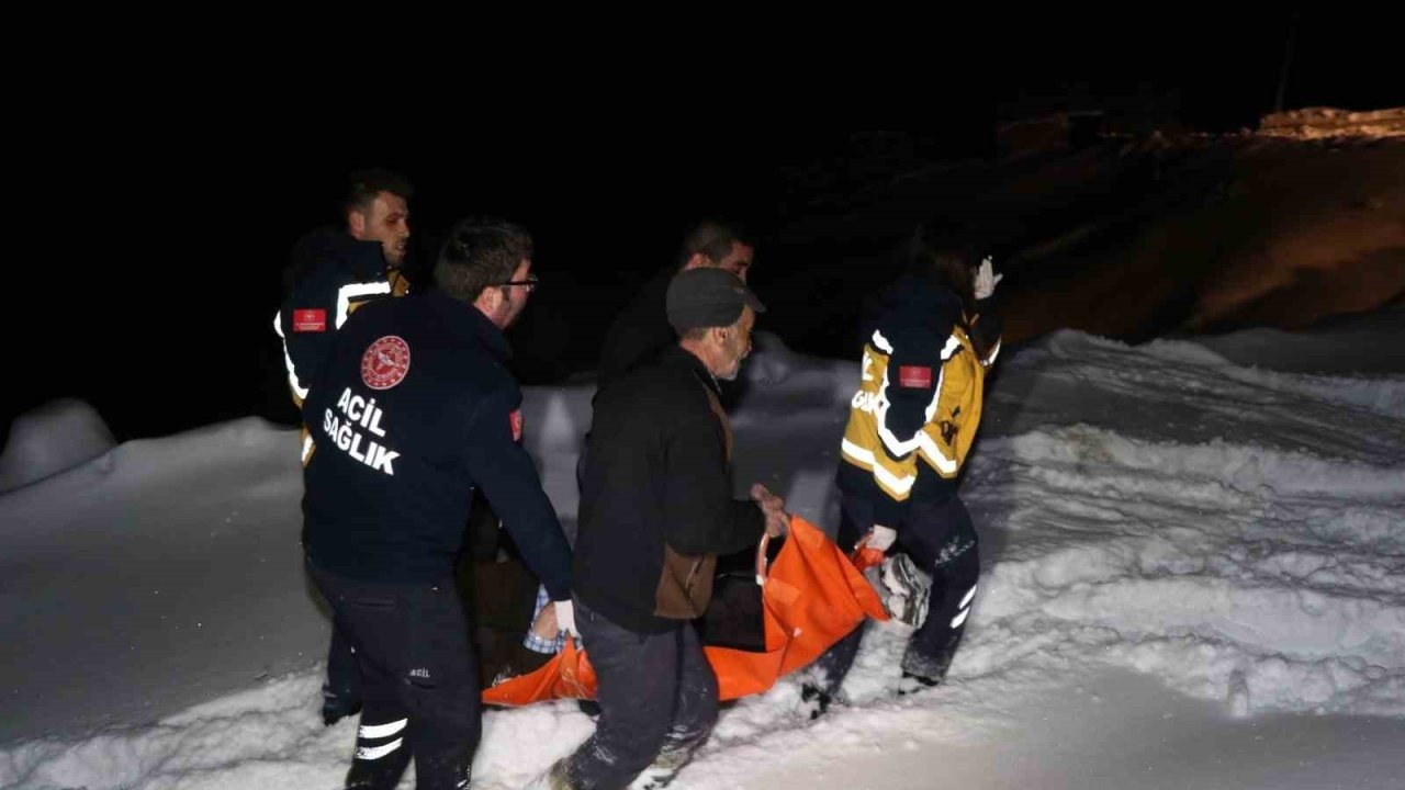 Yolu karla kapanan ve elektrikleri kesik olan köyde oksijensiz kalan hastanın imdadına yetiştiler