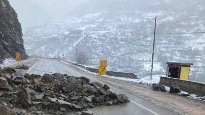 Gümüşhane’de heyelan karayolunu kapattı