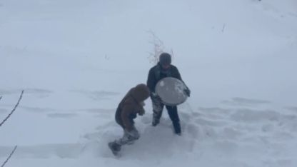 Tepsiyle kayarken havaya attı, kardeşinin başına isabet etti
