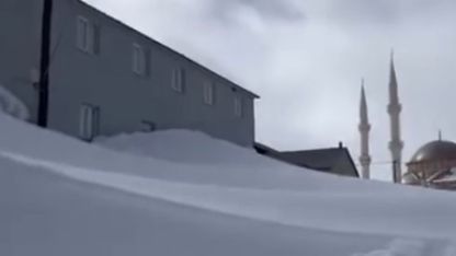 Gümüşhane’nin yaylalarında kar kalınlığı evlerin boyuna ulaştı