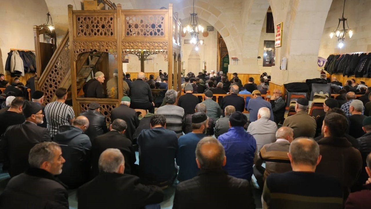 Bayburt’ta Kadir Gecesi maneviyatı: Gönüller Ulu Cami’de birleşti