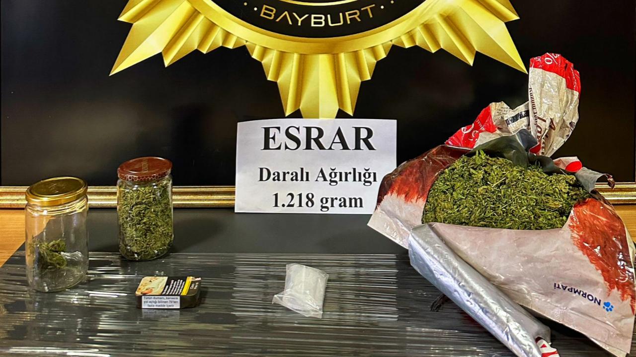 Bayburt’ta uyuşturucuya geçit yok: 1 kilo 218 gram esrar yakalandı!