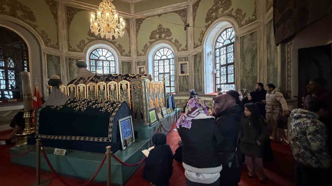 Emirsultan Türbesin’deki sakal-ı şerife ziyaretçi akını
