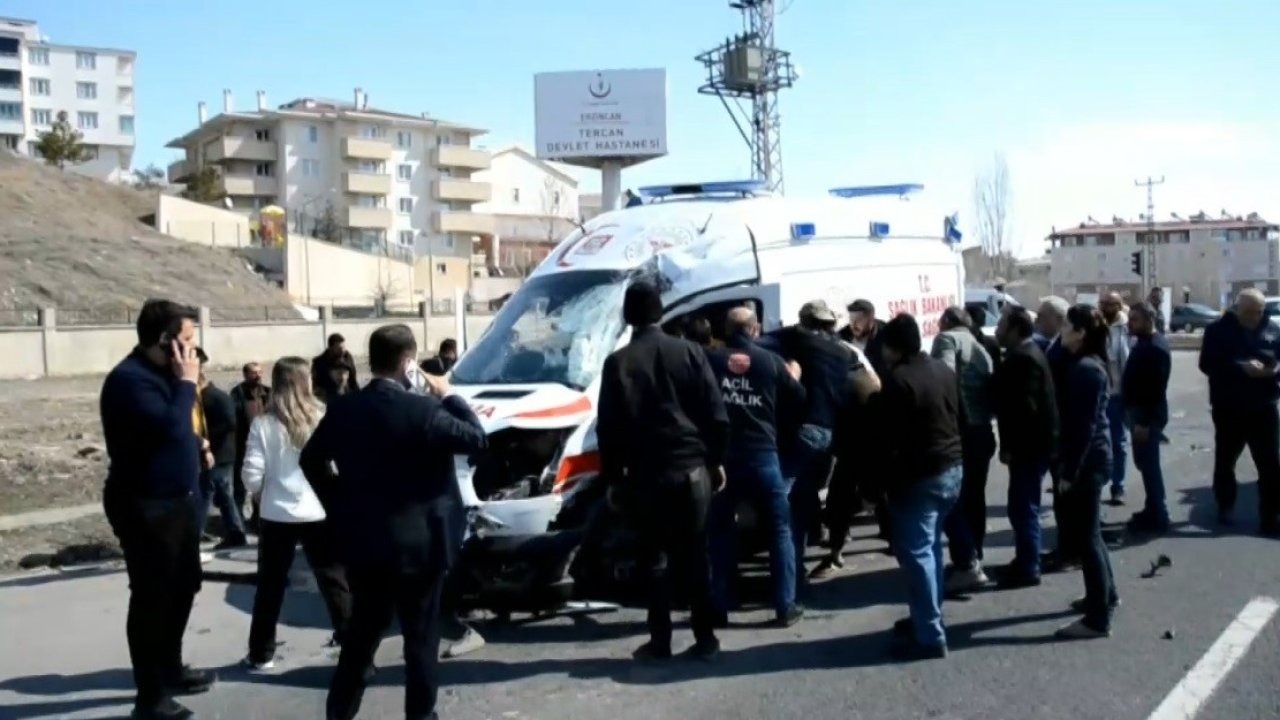 Erzincan’da ambulans ile tır çarpıştı: 2 sağlık personeli yaralandı