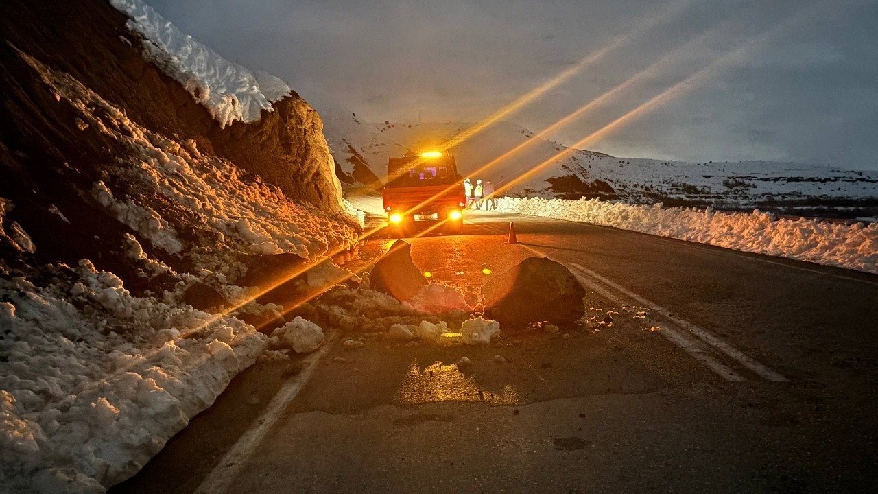Erzincan’da yamaçtan kopan kayalar yola düştü