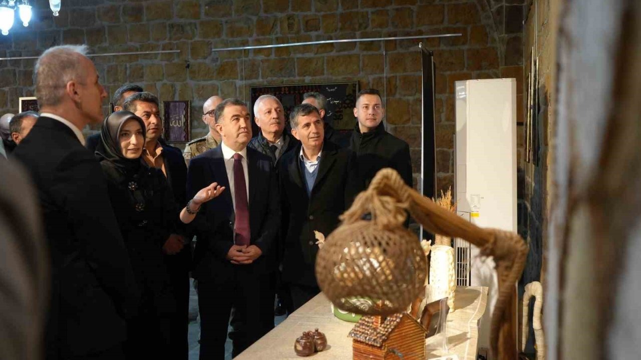 Geri dönüşüm malzemeleri kadın eliyle sanata dönüştü