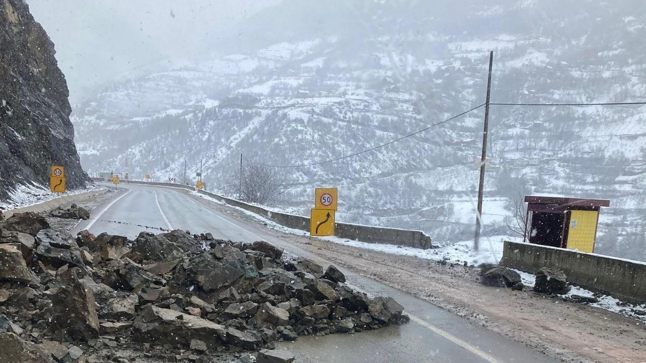 Gümüşhane'de heyelan karayolunu kapattı