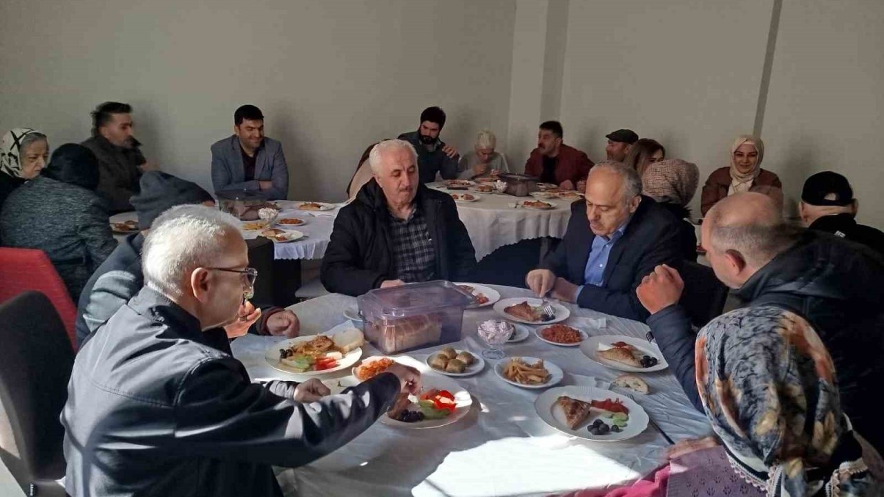 Huzurevi sakinleri yakınlarıyla kahvaltıda buluştu