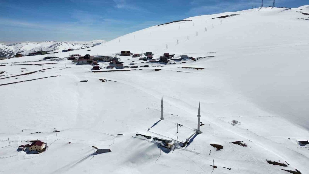 Kadırga Yaylası’ndaki üstü açık camiden kar manzaraları