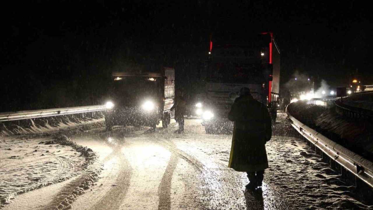 Kop Geçidi’nde kar ve tipi ulaşımı aksattı