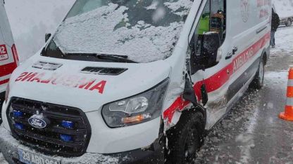 Ambulans ile otomobil çarpıştı: 3 kişi yaralandı