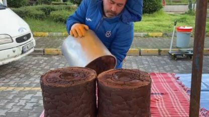 Bu mısır ekmeği teneke kovada pişiyor