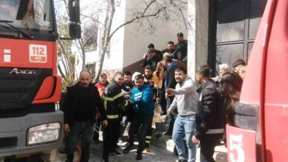 Komşusunu kurtarmak isterken yangının ortasında kaldı