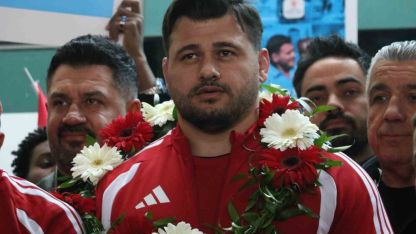 Rıza Kayaalp ve Güreş Milli Takımı yurda döndü
