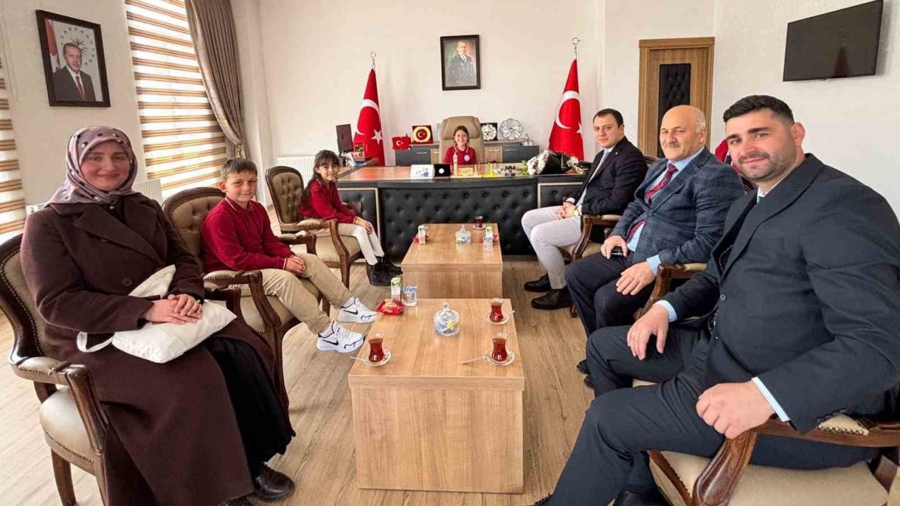 Aydıntepe’de kaymakamlık koltuğuna minik öğrenciler oturdu